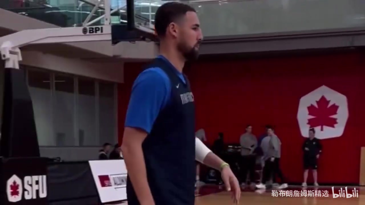 防守大队欧文场边指导